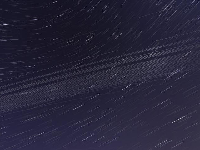 Os satélites contribuem significativamente para a poluição luminosa do céu noturno Os satélites contribuem significativamente para a poluição luminosa do céu noturno