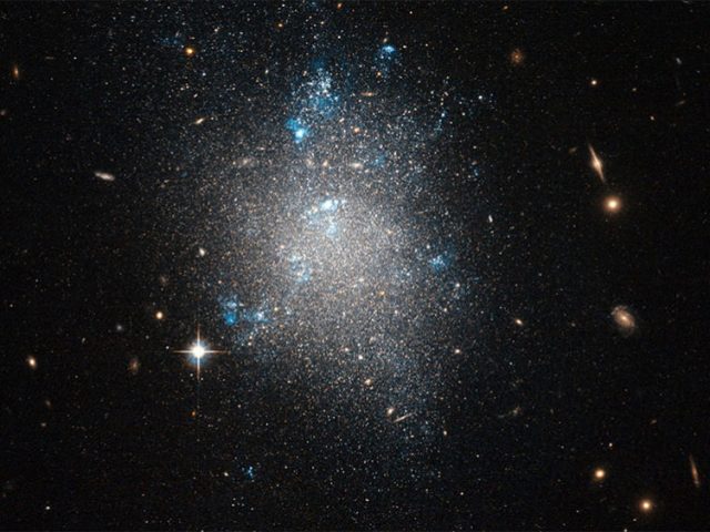 Descobertas mais 19 galáxias anãs com menos matéria escura do que a prevista pela teoria NGC 5477