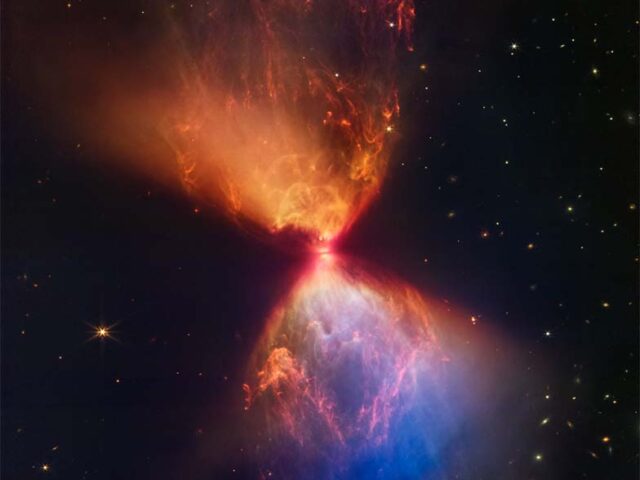 James Webb capta ampulheta de luz em torno de uma protoestrela